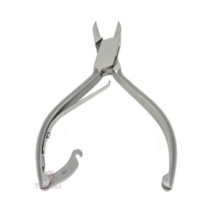 Nagelknipper. Satijn. Spitse bek. 13,5 cm.