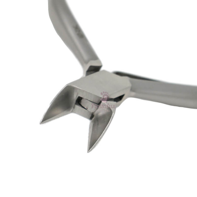 Nagelknipper. Satijn. Spitse bek. 13,5 cm.