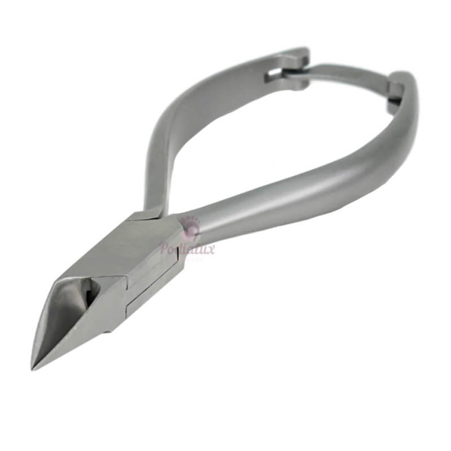 Nagelknipper. Satijn. Spitse bek. 13,5 cm.