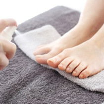 Which alcohol should be chosen for disinfecting the skin of the feet?