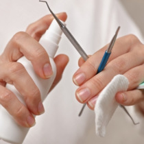 Enkele tips voor het goed desinfecteren van uw podologie-instrumenten.