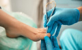 Quels sont les produits indispensables pour traiter les ongles incarnés en podologie ?