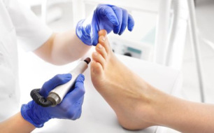 Fraiseuse pour pieds à sec ou à spray, laquelle choisir ?