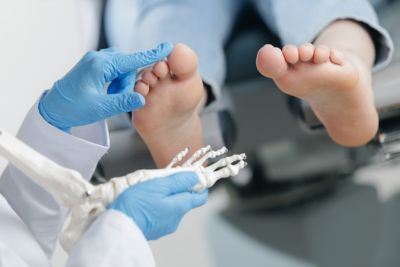 Podologue utilisant des gants poudrés pour ses opérations.